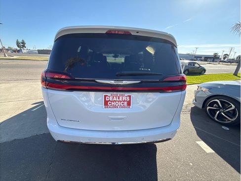 Used 2023 Chrysler Pacifica Touring-L FWD image 7