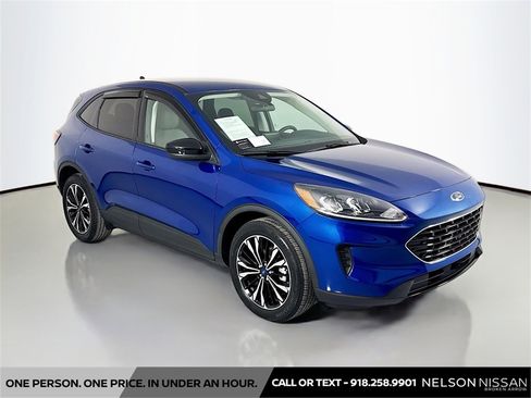 Used 2022 Ford Escape SE w/ SE Sport Appearance Package image 3