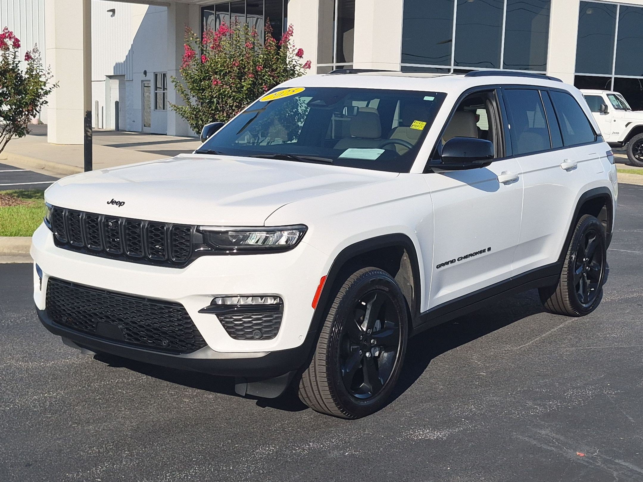 Used 2025 Jeep Grand Cherokee Limited w/ Luxury Tech Group II AWD/4WD image 7