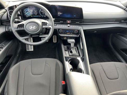 Certified 2025 Hyundai Elantra SEL image 12