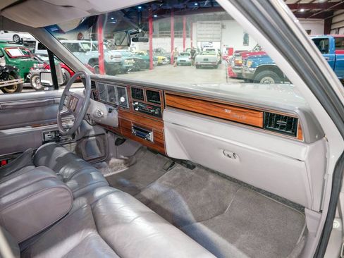 Used 1988 Lincoln Town Car Signature RWD image 39