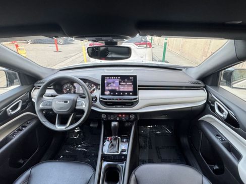 Used 2025 Jeep Compass Limited image 33