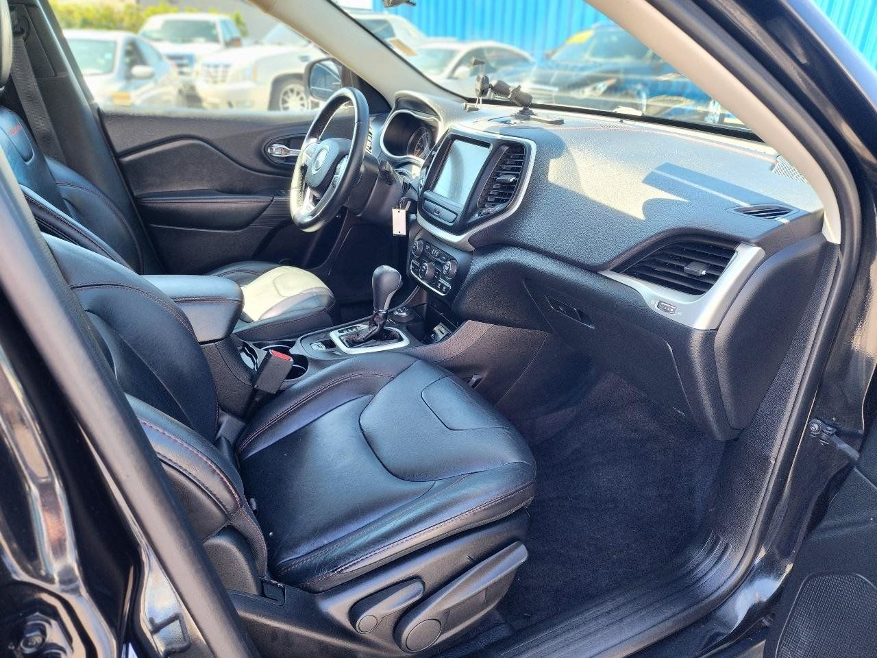 Used 2016 Jeep Cherokee Trailhawk w/ Leather Interior Group AWD/4WD image 27