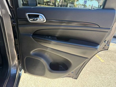 Used 2019 Jeep Grand Cherokee Laredo w/ Laredo X Package image 17