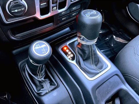 Used 2018 Jeep Wrangler Unlimited Sahara image 34