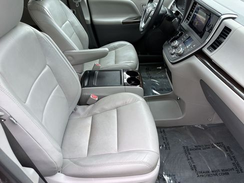 Used 2016 Toyota Sienna XLE FWD image 31