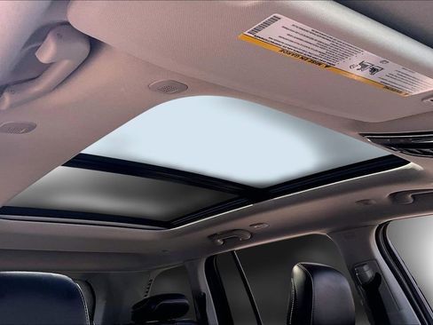 Used 2023 Jeep Grand Cherokee Limited w/ Black Appearance Package image 22