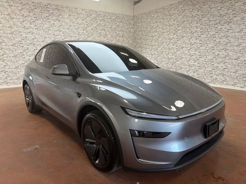 Used 2026 Tesla Model Y AWD image 1