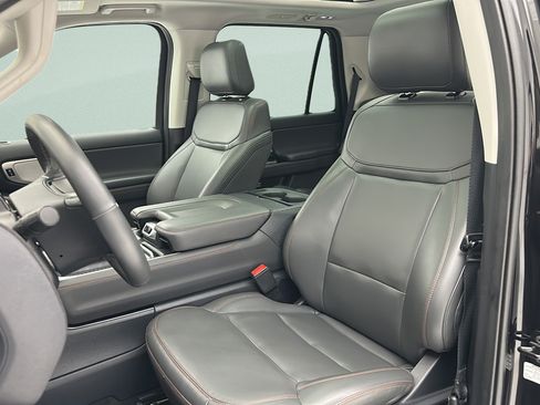 Used 2025 Ford Expedition Active AWD/4WD image 14
