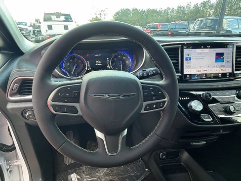 New 2026 Chrysler Pacifica Select image 21