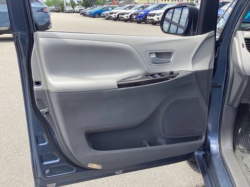 Used 2017 Toyota Sienna XLE Premium AWD/4WD image 9