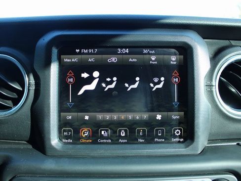 Used 2018 Jeep Wrangler Unlimited Sahara image 21