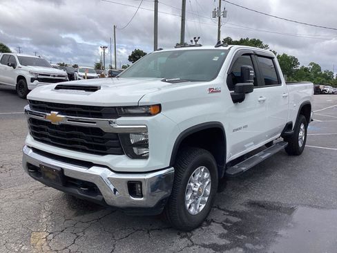 Used 2024 Chevrolet Silverado 2500 LT AWD/4WD image 2