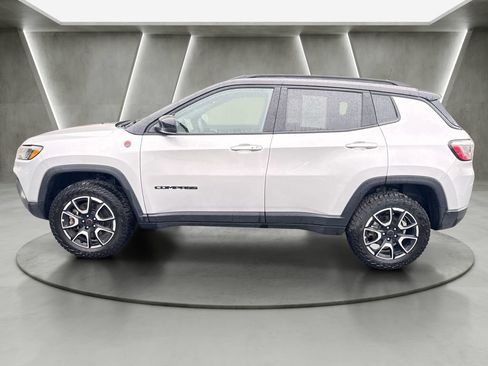 Used 2025 Jeep Compass Trailhawk AWD/4WD image 4