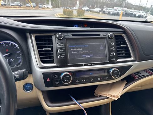 Used 2019 Toyota Highlander XLE image 14