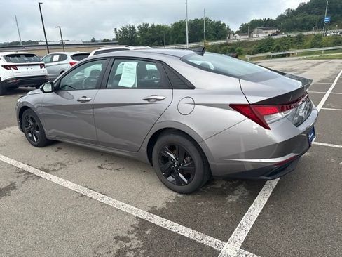 Used 2022 Hyundai Elantra SEL w/ Convenience Package FWD image 3