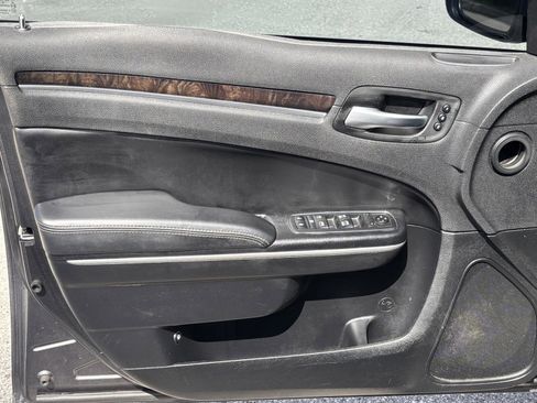 Used 2019 Chrysler 300 Limited image 32