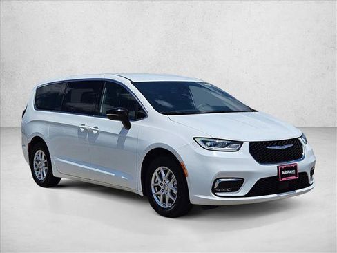 Used 2025 Chrysler Pacifica Select FWD image 3