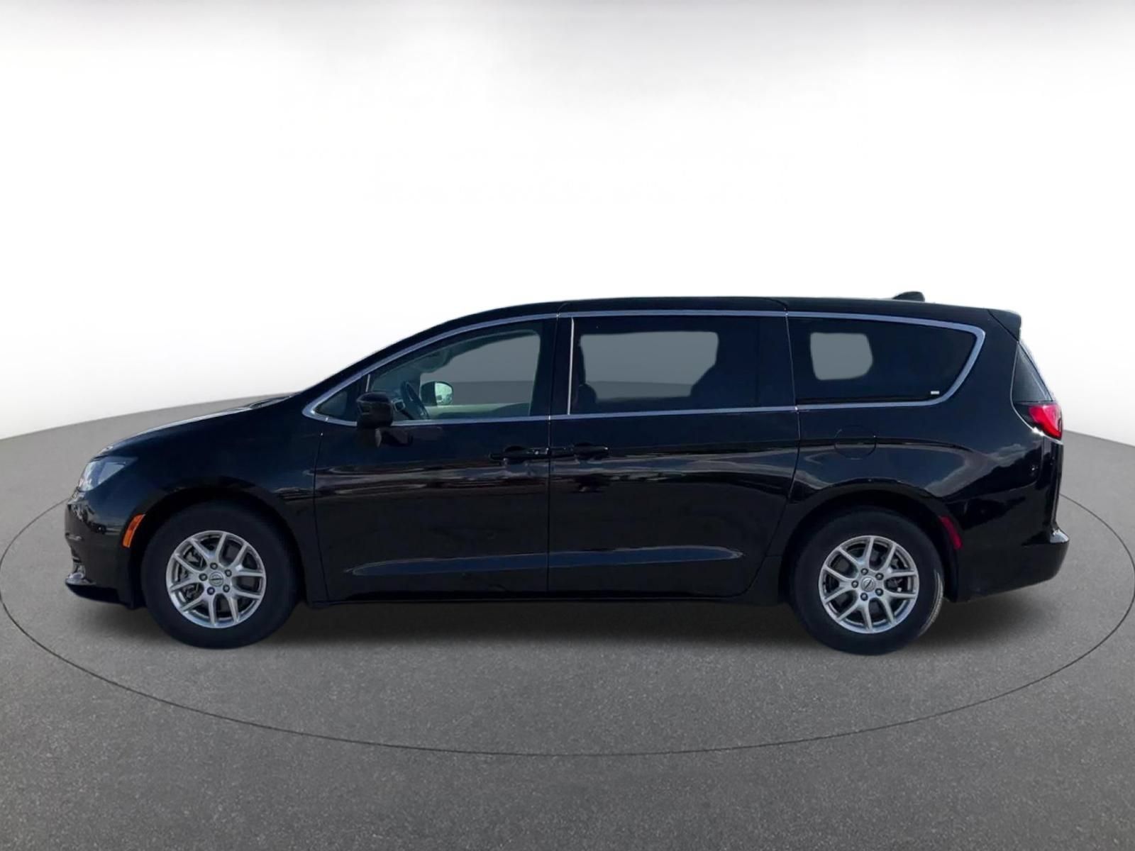 Used 2024 Chrysler Voyager LX FWD image 8