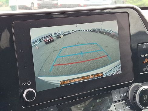 Used 2024 Toyota Highlander LE AWD/4WD image 18