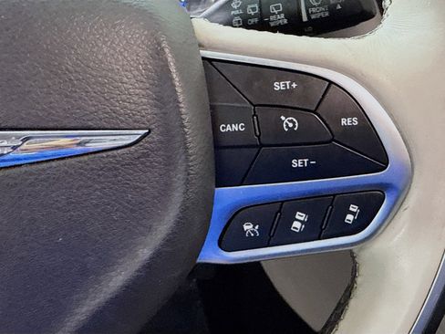 Used 2017 Chrysler Pacifica Limited w/ UConnect Theater Package FWD image 15