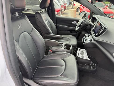 Used 2024 Chrysler Pacifica Limited FWD image 6