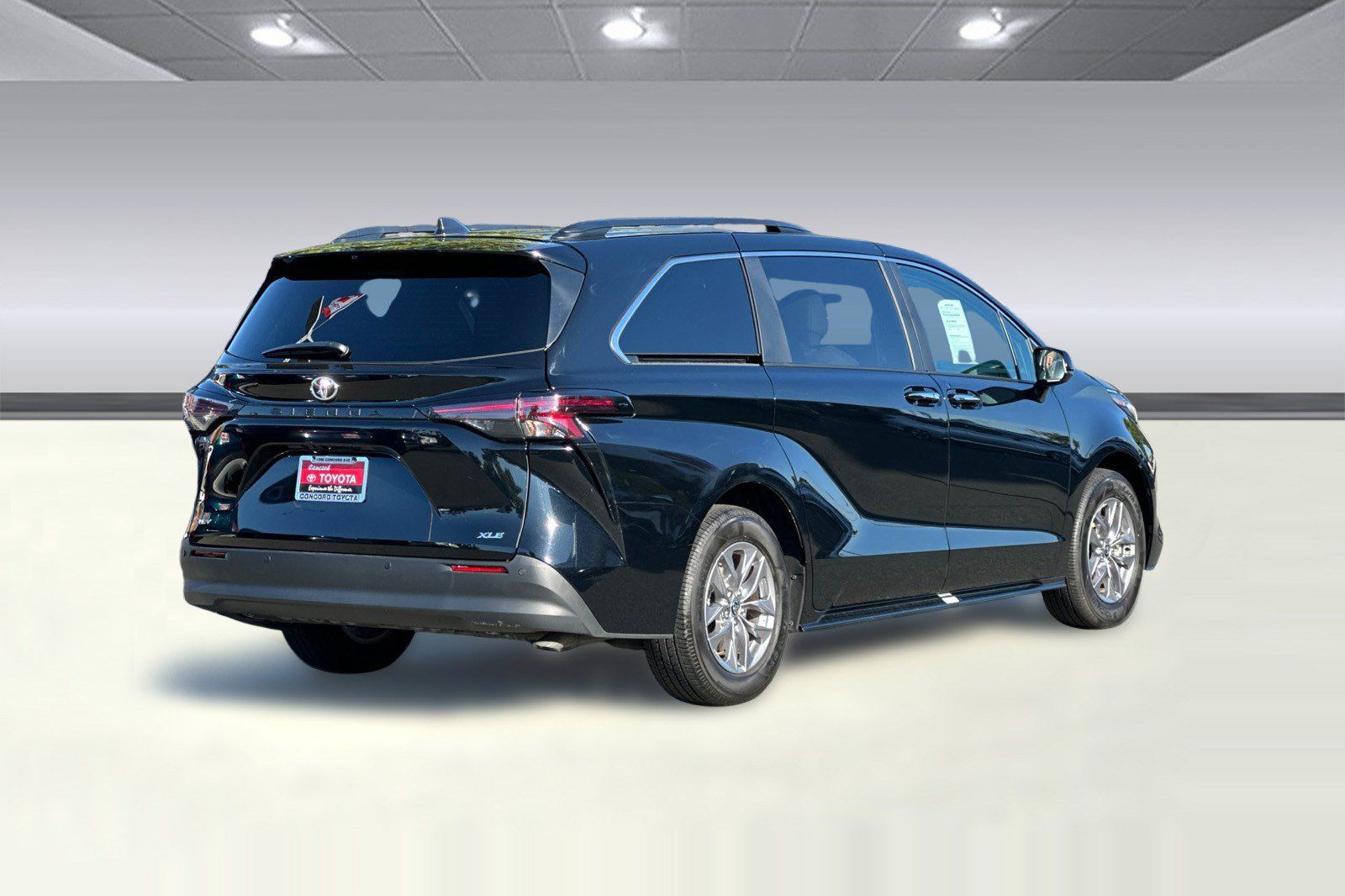 Used 2026 Toyota Sienna XLE FWD image 9