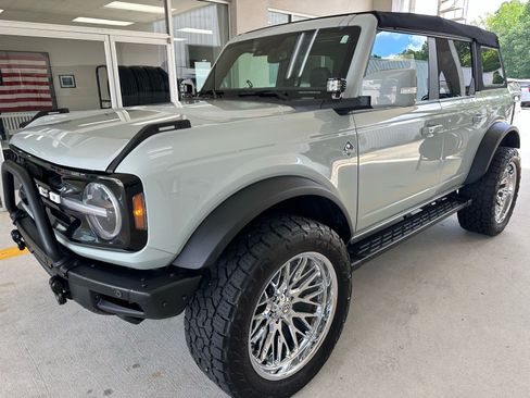 Certified 2022 Ford Bronco Outer Banks w/ Sasquatch Package AWD/4WD image 3