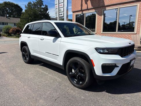 Used 2024 Jeep Grand Cherokee Limited w/ Black Appearance Package AWD/4WD image 29