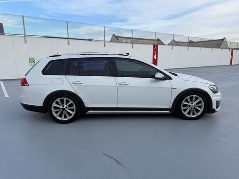 Used 2017 Volkswagen Golf Alltrack SE image 7