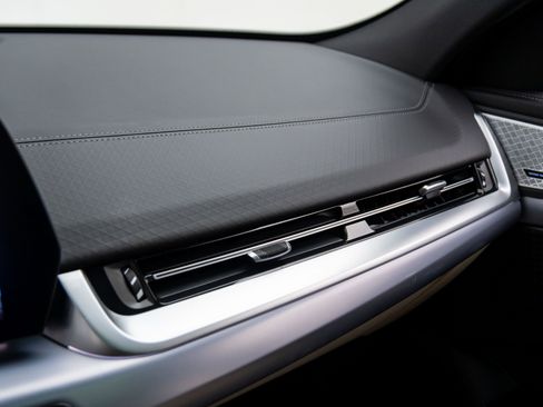 Certified 2025 BMW X2 xDrive28i w/ Premium Package image 29