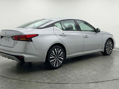 Used 2025 Nissan Altima 2.5 SV image 9