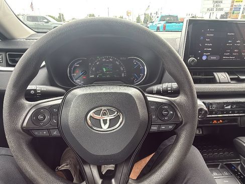 Used 2025 Toyota RAV4 XLE AWD/4WD image 14