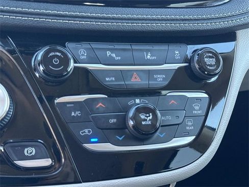 Used 2023 Chrysler Pacifica Touring-L image 14