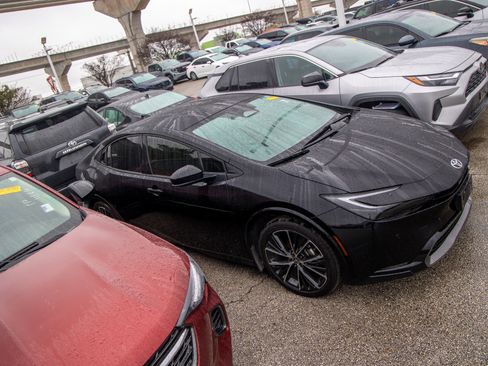 Used 2024 Toyota Prius XLE image 7