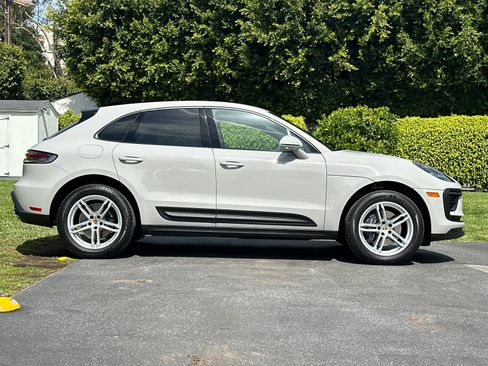 Certified 2025 Porsche Macan AWD/4WD image 9