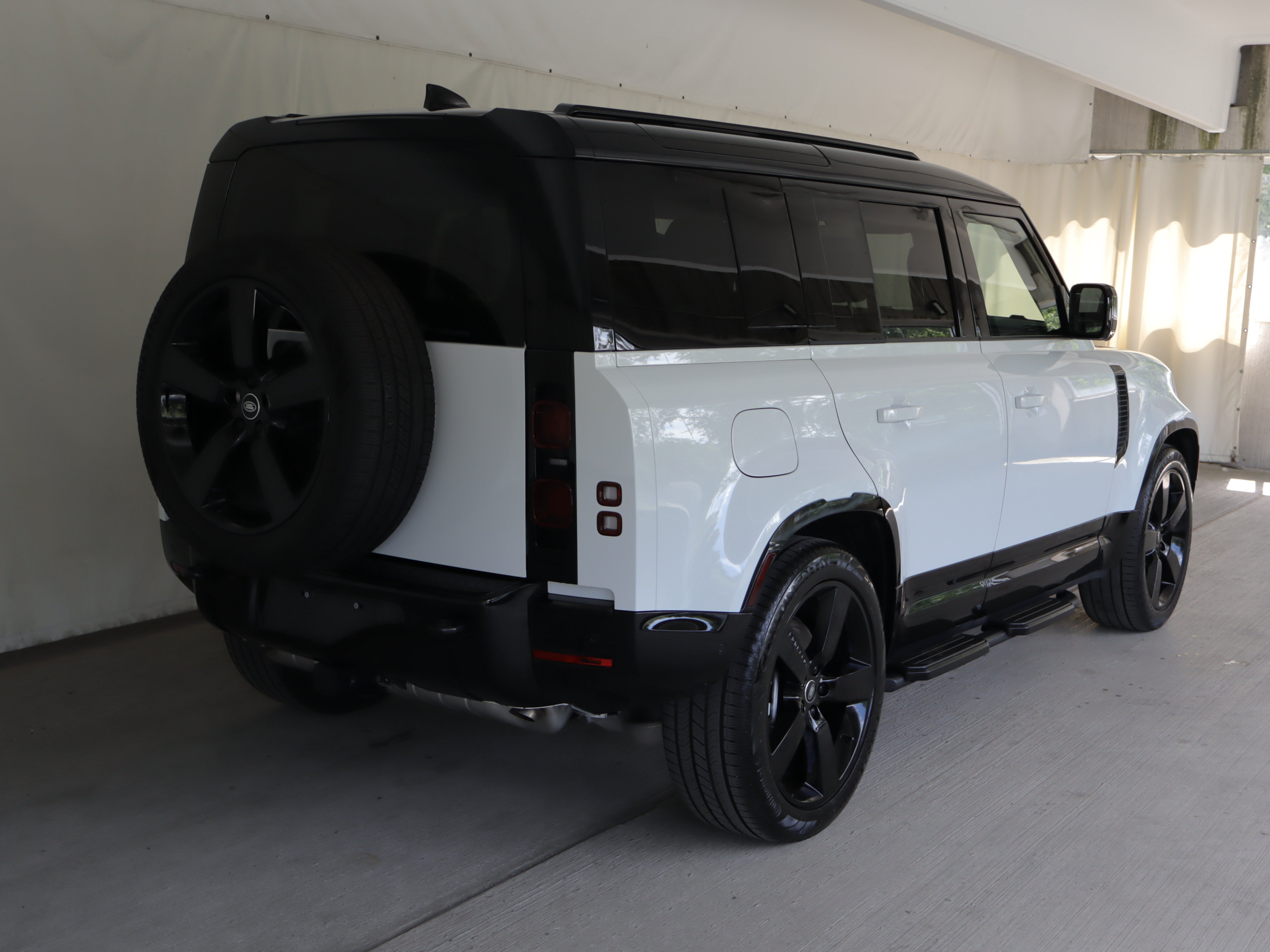 Used 2025 Land Rover Defender 110 X-Dynamic SE AWD/4WD image 8