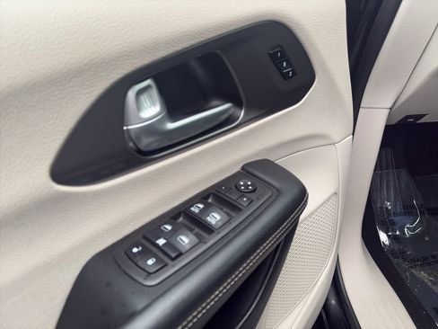 Used 2024 Chrysler Pacifica Touring-L image 5