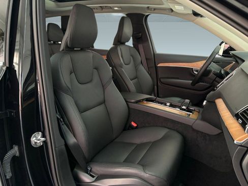 Used 2025 Volvo XC90 B6 Plus image 23