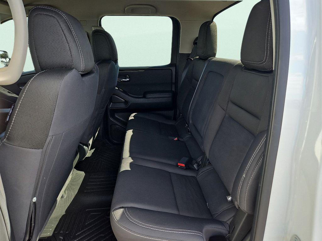 Used 2024 Nissan Frontier SV w/ Tow Package RWD image 10