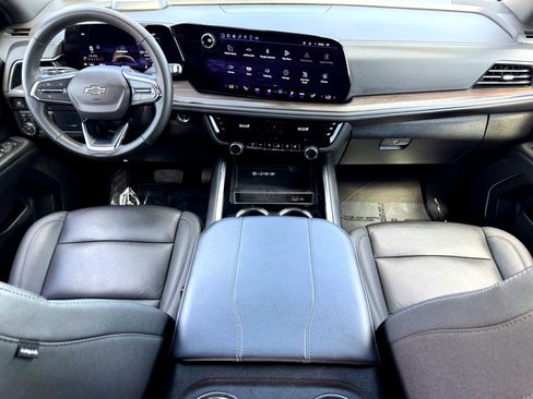 Used 2025 Chevrolet Suburban Z71 image 21