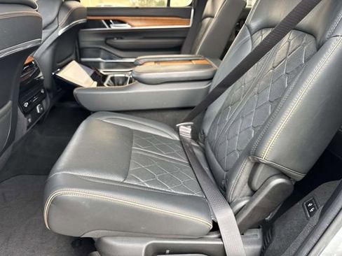 Used 2022 Jeep Grand Wagoneer Series III AWD/4WD image 18