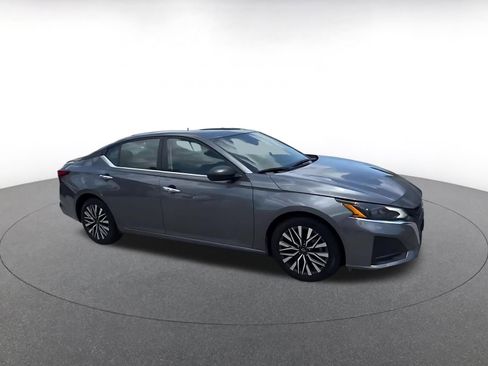 Used 2025 Nissan Altima 2.5 SV FWD image 2