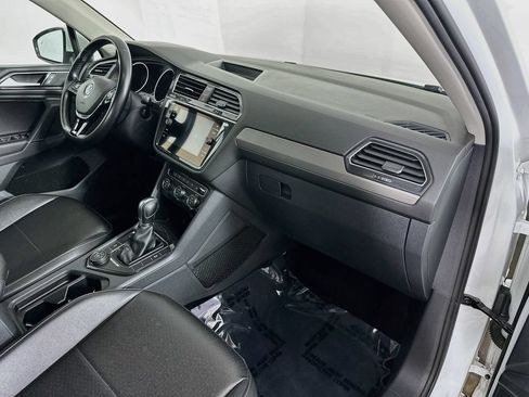 Used 2018 Volkswagen Tiguan SE AWD/4WD image 37