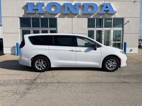 Used 2024 Chrysler Pacifica Touring-L FWD image 4