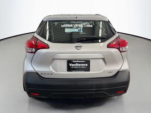 Used 2018 Nissan Kicks SV image 8