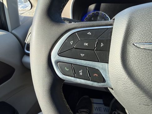 Used 2023 Chrysler Voyager LX image 18
