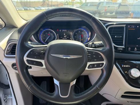 Used 2021 Chrysler Pacifica Touring-L w/ Premium & Safety Sphere Group FWD image 16