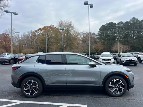 New 2026 Chevrolet Equinox EV LT image 2