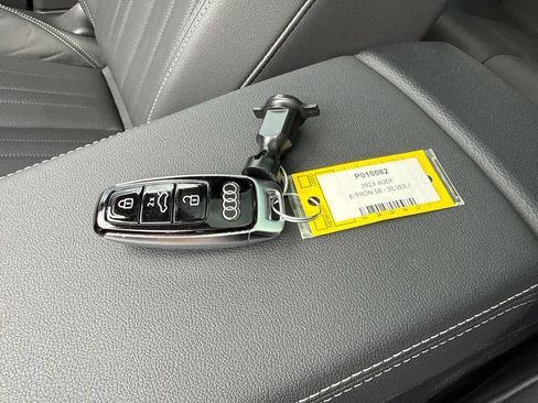 Used 2023 Audi e-tron Premium Plus w/ Premium Plus Package AWD/4WD image 29